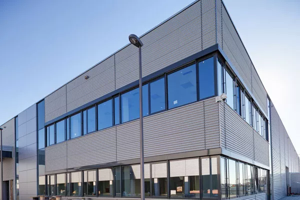 Nettoyer correctement le bardage d'un bâtiment industriel, Metz, BT PROPRE