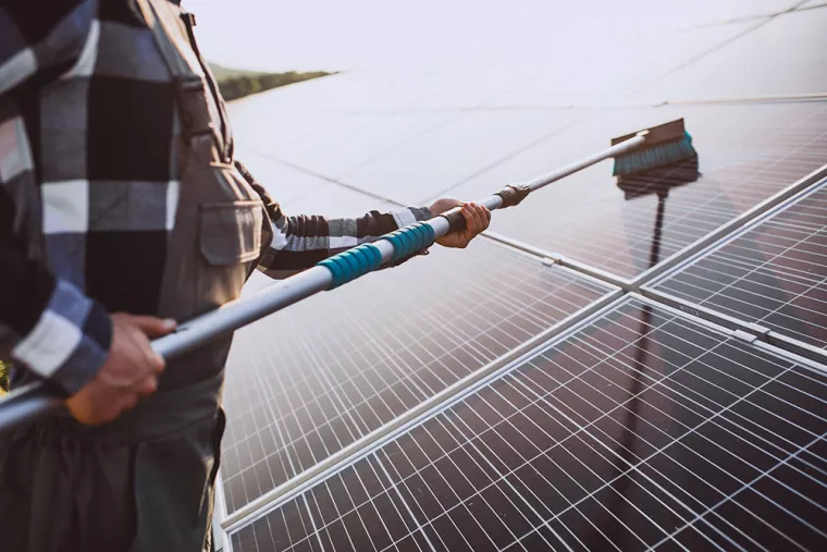 Quel matériel utiliser pour nettoyer des panneaux solaires sans les rayer ?, Metz, BT PROPRE